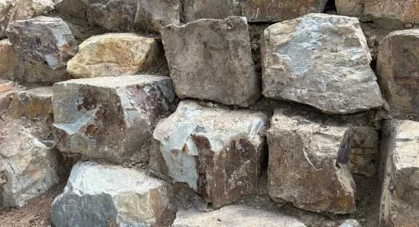 Chunky Coldstream stone blocks showing blue-grey and gold shades in a retaining wall